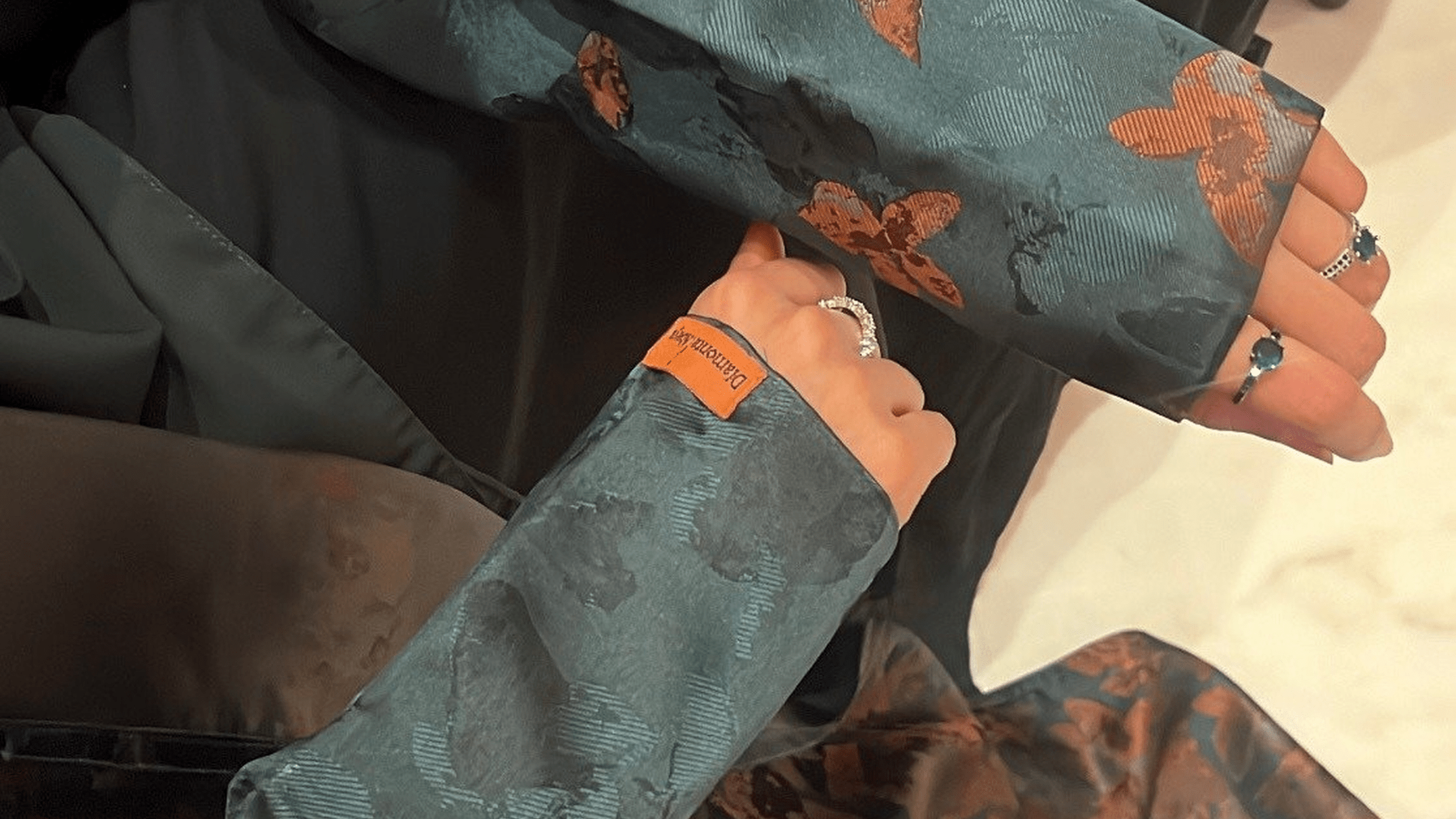 كيف تختارين أول عباية فاخرة من ديامونتا: دليل الأناقة للمبتدئات - diamonta-abaya