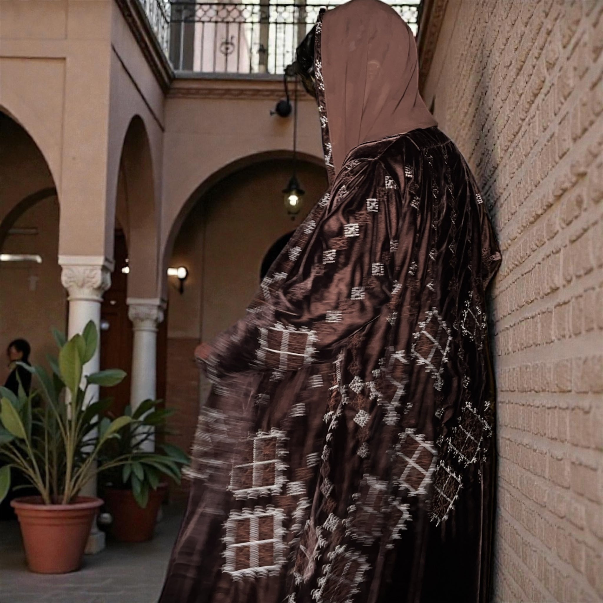 عباية عذاري – مخمل بني فاخر | ديامونتا - diamonta - abaya