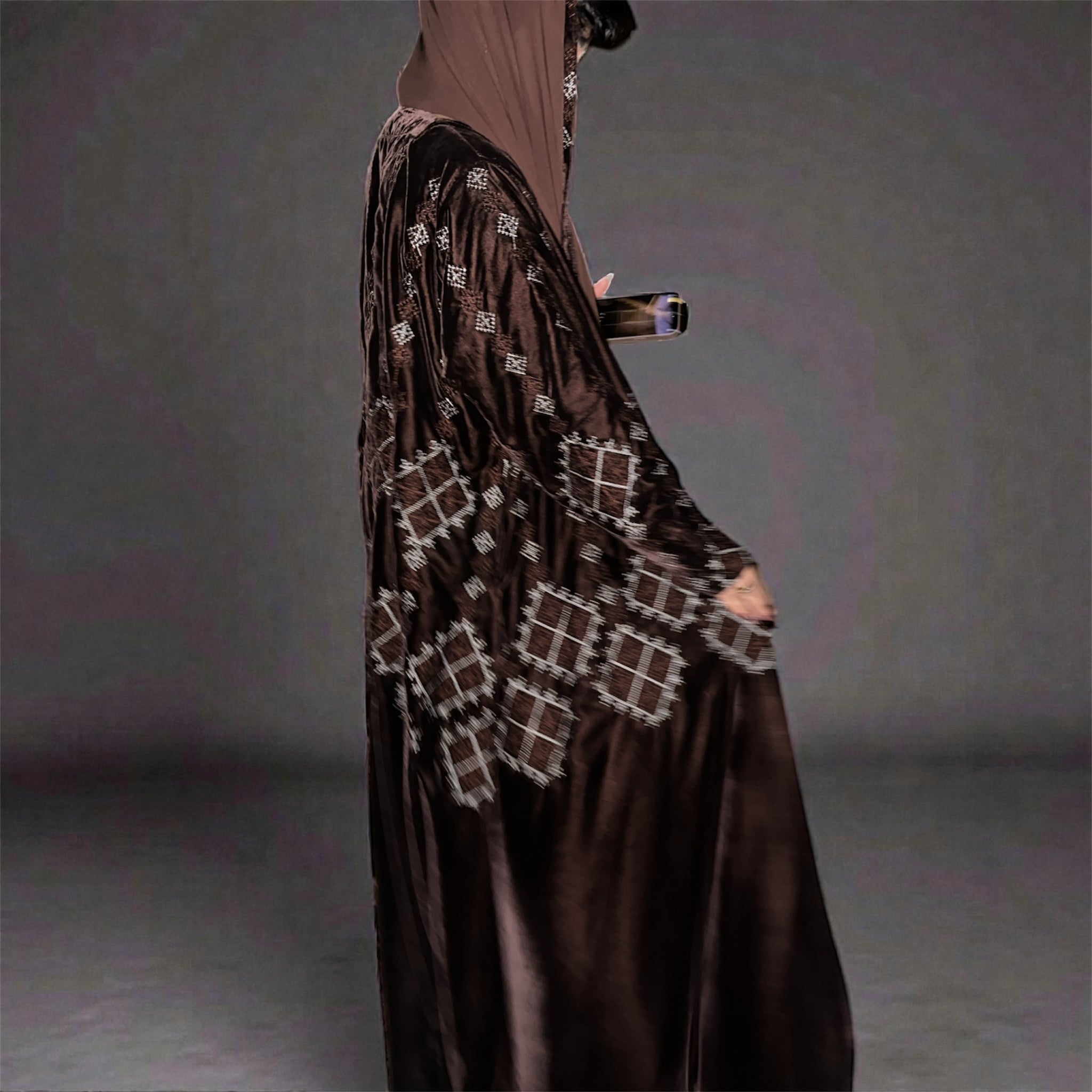 عباية عذاري – مخمل بني فاخر | ديامونتا - diamonta - abaya