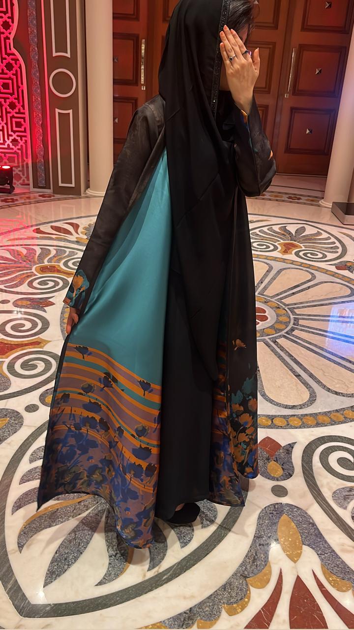 عباية استر سوداء من قماش جاكار فاخر مع بطانة ألوان فيروزية وبرتقالية ونيلي - Diamonta Abaya