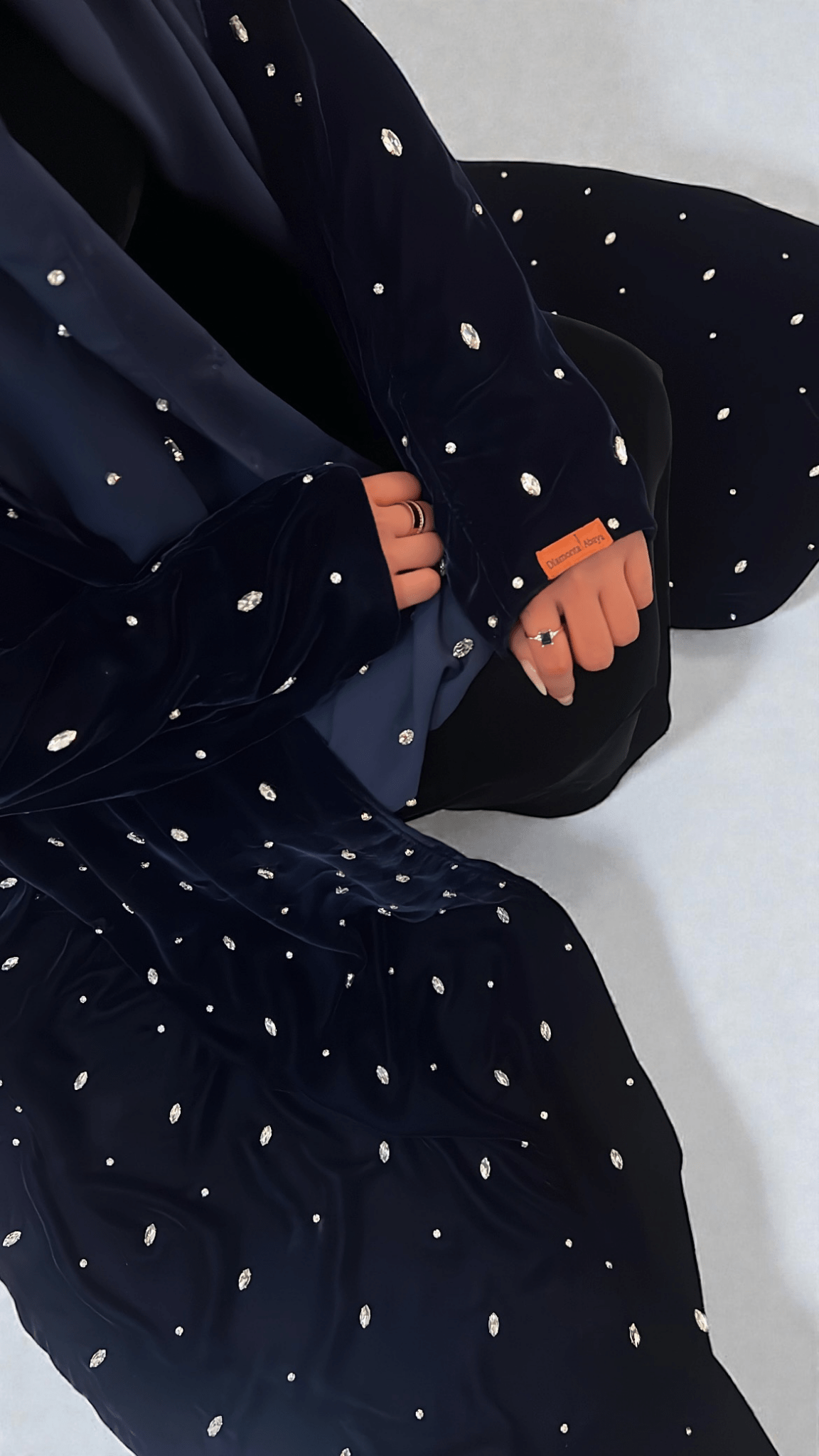 الماس الشروق – مخمل كحلي فاخر بتطريز كرستال راقٍ - diamonta - abaya