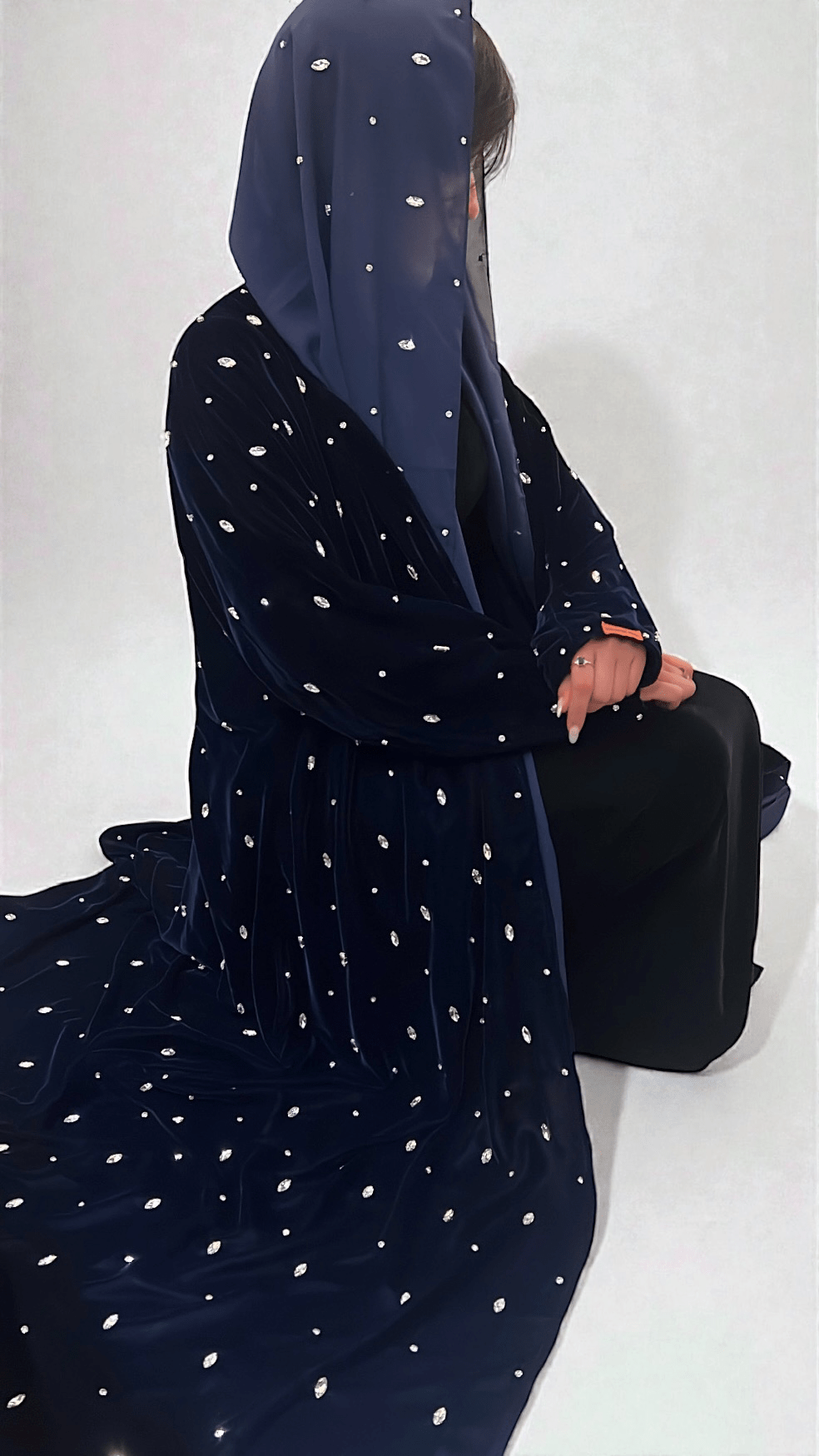 الماس الشروق – مخمل كحلي فاخر بتطريز كرستال راقٍ - diamonta - abaya